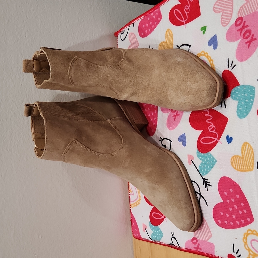 Gorgeous beige suede Donald Pilner booties.